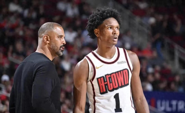 Houston Self Media đã viết một bài báo nói rằng mùa tới, nếu Amen Thompson bảo vệ Whitmore