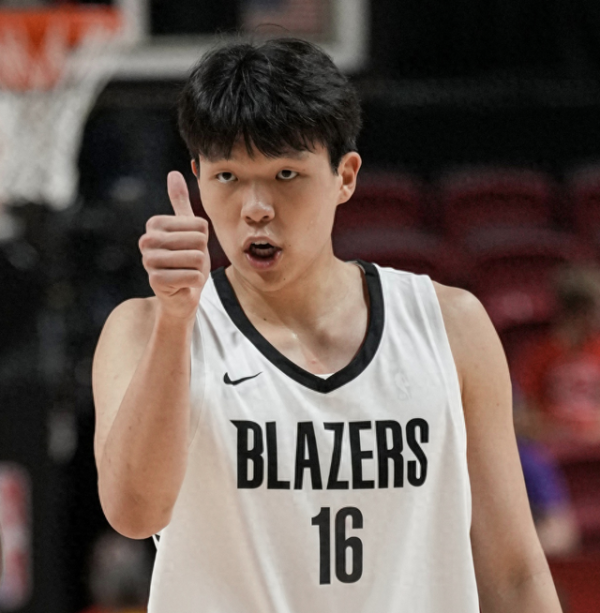 Yang Hansen đã có một bữa ăn lớn! Chiếc bàn chứa đầy những con tôm hùm thịt nướng, nhưng Zhou Qi đã được phun với những chiếc bánh chứa đầy trứng. Nó thật đau khổ